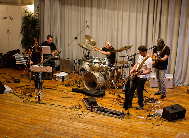 v.l.: Marion Gierl (Bass), Franz Begerl (Keyboard), Charly Spitzenberger (Schlagzeug), Willi Fankhauser (E-Gitarre), Flo Kuchler (Gitarre)